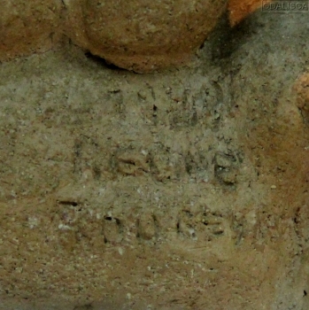 Terracota con carárcter primitivo firmada y fechada por el autor.
